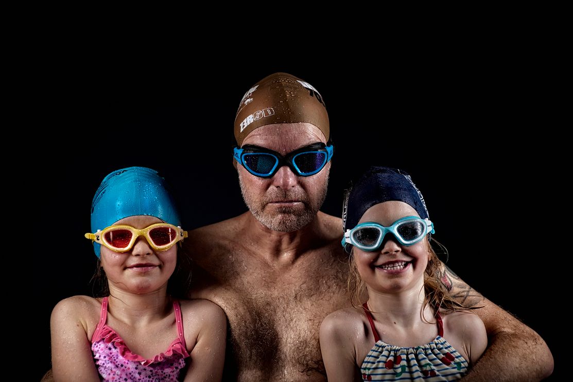 Schwimmer Roman Matejov mit seinen Töchtern