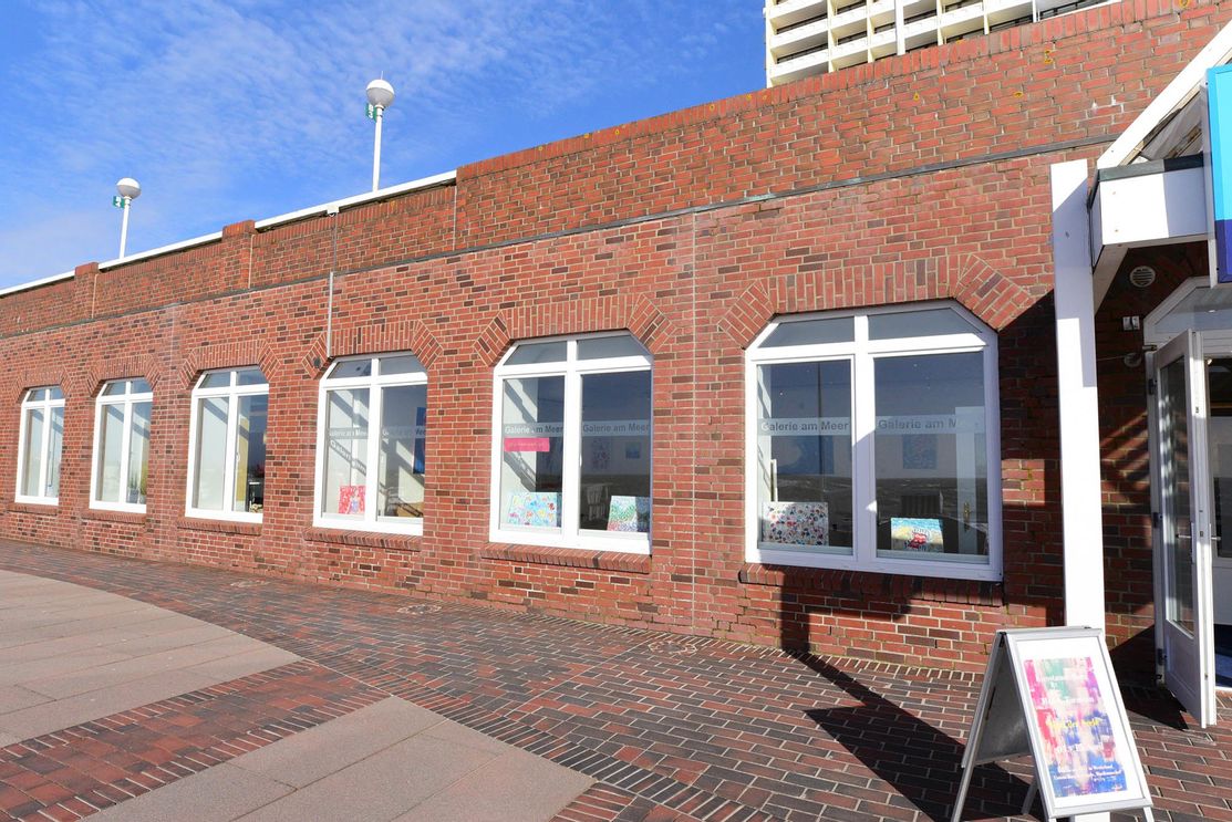 Außenaufnahme der Galerie am Meer auf der Strandpromenade Westerland