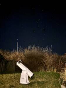 Sternegucken Teleskop mit Sternenhimmel
