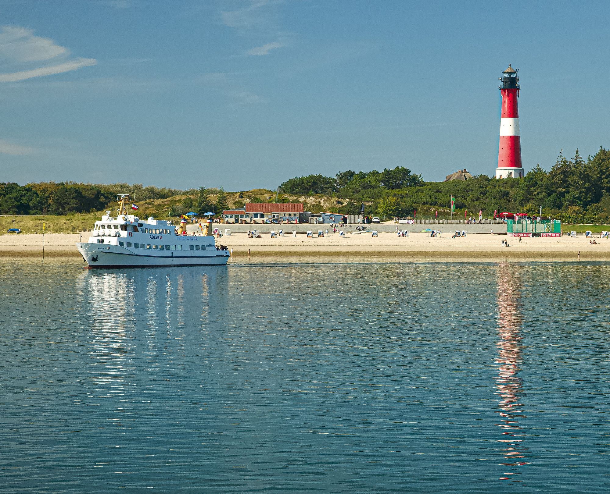 Adler VI der Reederei Alder-Schiffe vor dem Hörnumer Strand und Leuchtturm