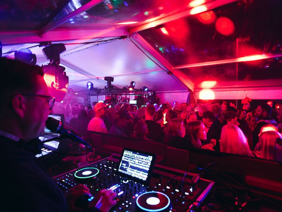 Party im Zelt beim Windsurf World Cup Sylt 2024