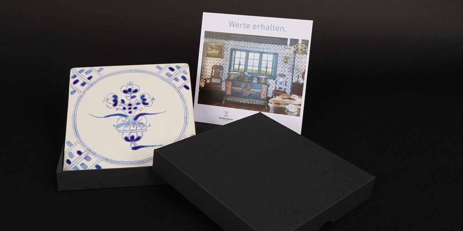 Fliesen für die Sölring-Spenden-Aktion „Wērten bihual / Werte erhalten“ zu Gunsten der Sölring Museen