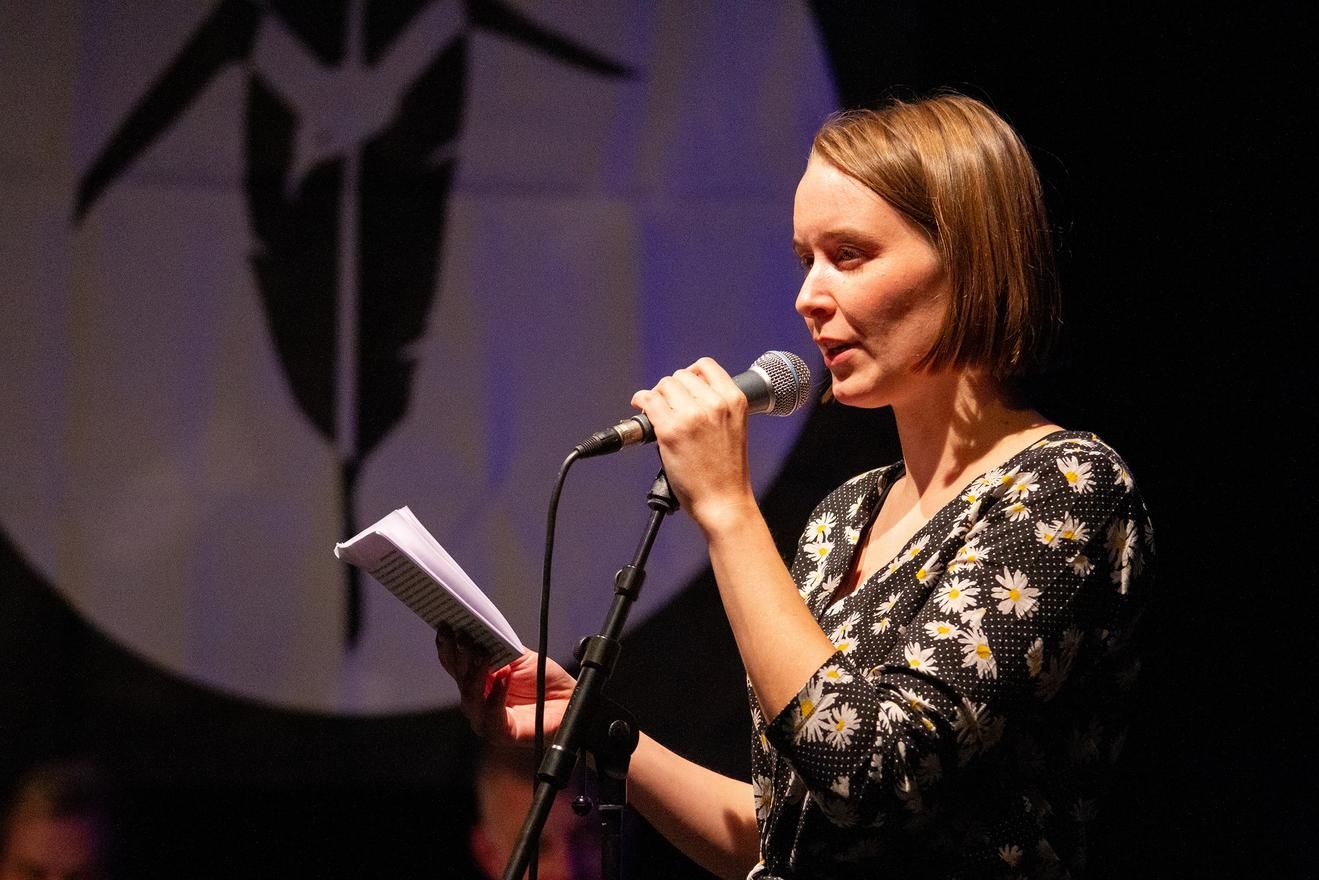 Mona Harry beim Poetry Slam Deluxe