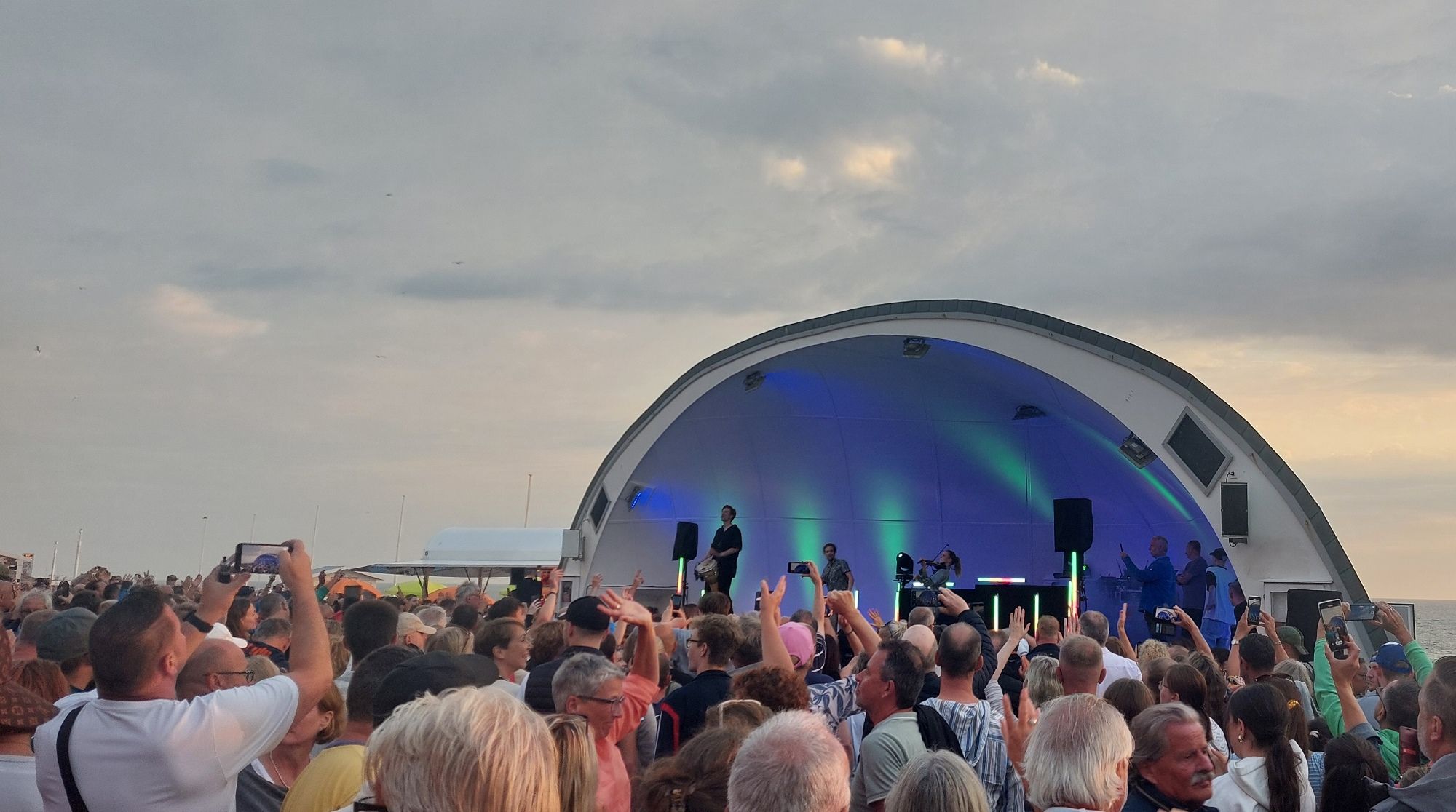 DJ FLAEK mit Tales & Trouble beim Sundowner Rhythm & Beats in der Musikmuschel Westerland im Juli 2024
