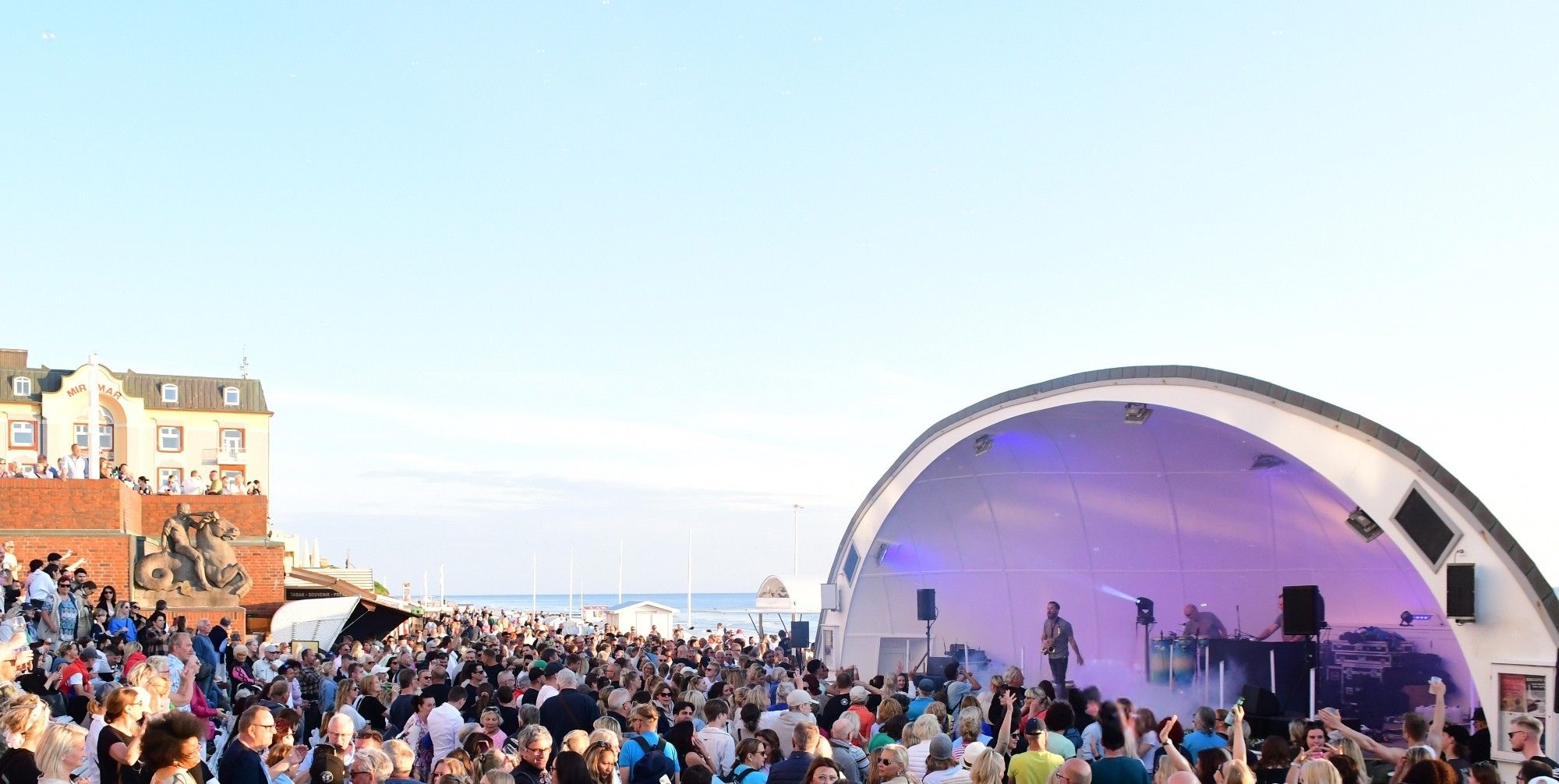 DJ Markus Prange, Sönke Liethmann und Hauke Quaer beim Sundowner Rhythm & Beats in der Musikmuschel Westerland im Mai 2024
