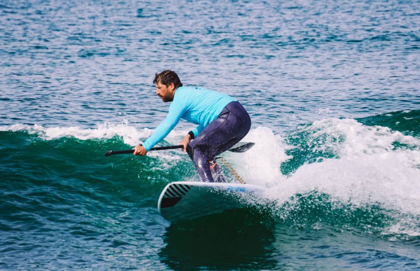 Ein Mensch am surfen
