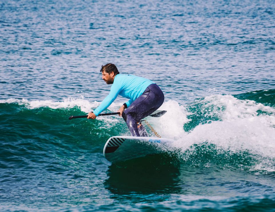 Ein Mensch am surfen