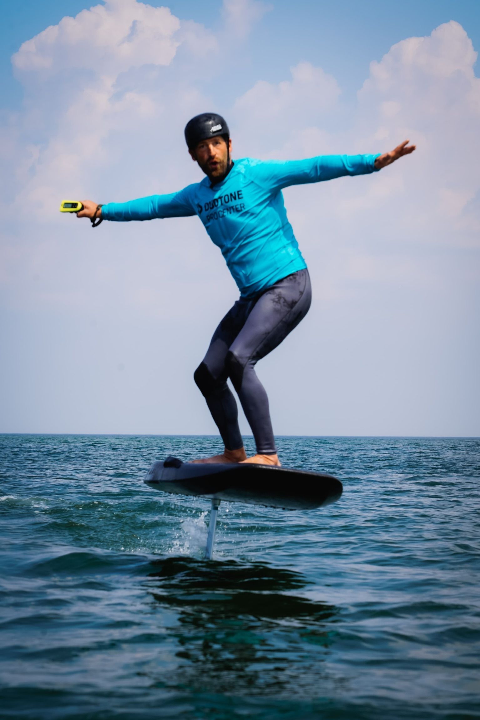Mann auf einem Efoiling Board.