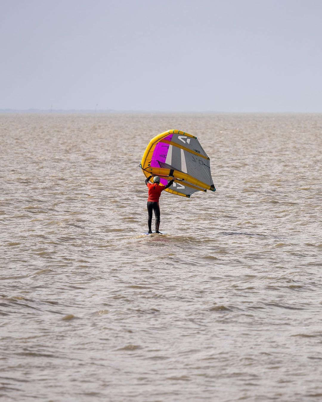 Mann am surfen.