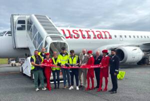Crew und Kollegen vom Flughafen zerschneiden das Austrian Airlines Ribbon