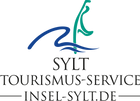 Freigestelltes Logo der Insel Sylt Tourismus-Service GmbH: Links eine geschwungene blaue Welle, rechts daneben der grüne Umriss der Insel Sylt. Darunter in schwarzen Großbuchstaben der Schriftzug ‚Sylt Tourismus-Service‘ und die Website ‚insel-sylt.de‘