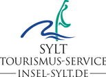 Freigestelltes Logo der Insel Sylt Tourismus-Service GmbH: Links eine geschwungene blaue Welle, rechts daneben der grüne Umriss der Insel Sylt. Darunter in schwarzen Großbuchstaben der Schriftzug ‚Sylt Tourismus-Service‘ und die Website ‚insel-sylt.de‘