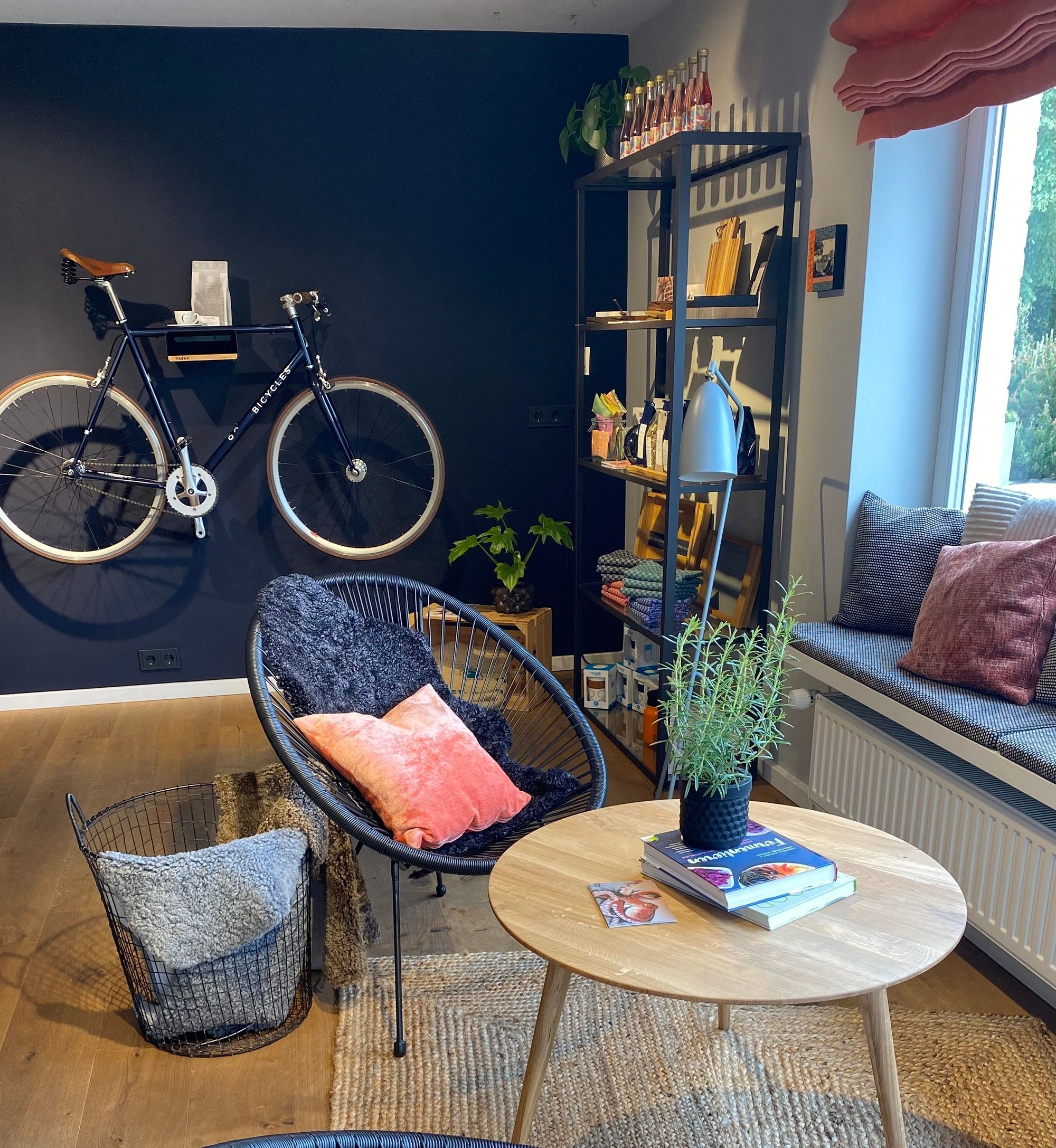 Gemütlich dekorierte Sitzecke mit Sessel und Tisch.