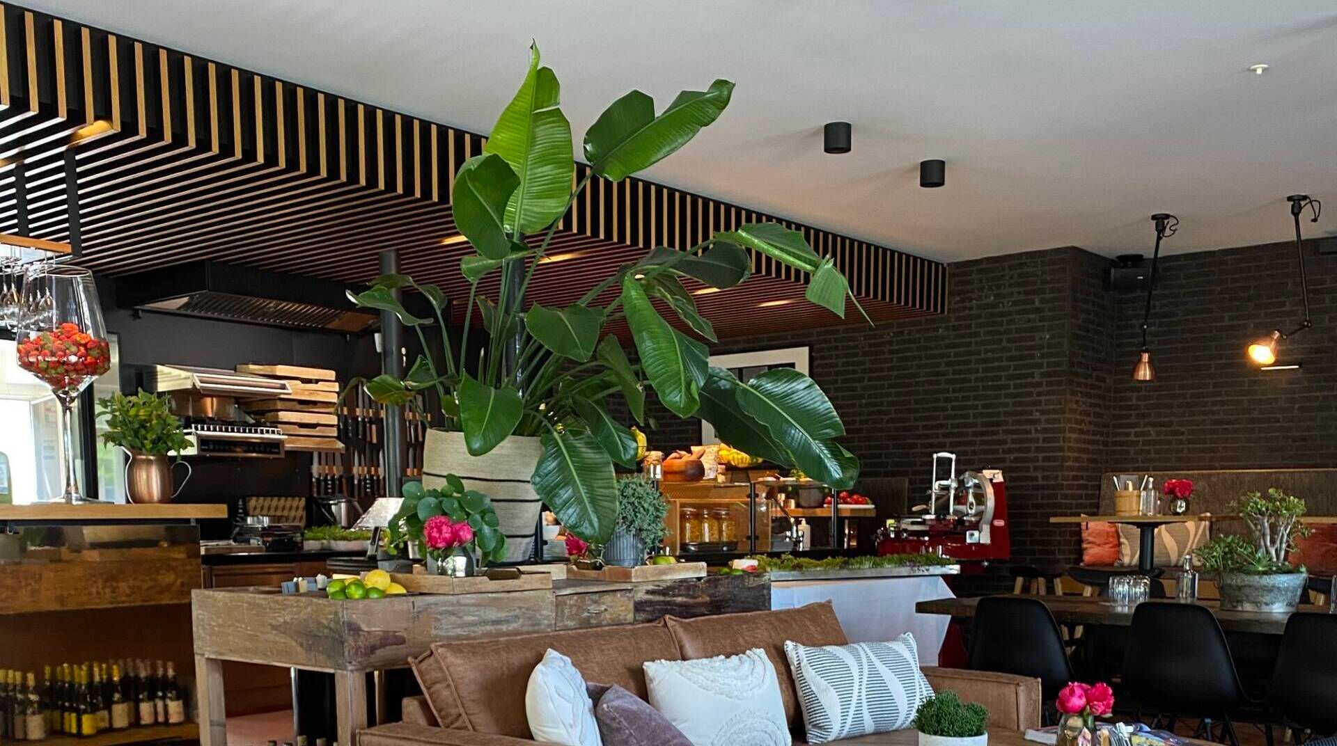 Blick über den Tresen auf den Innenbereich des Bistros Roots Sylt.