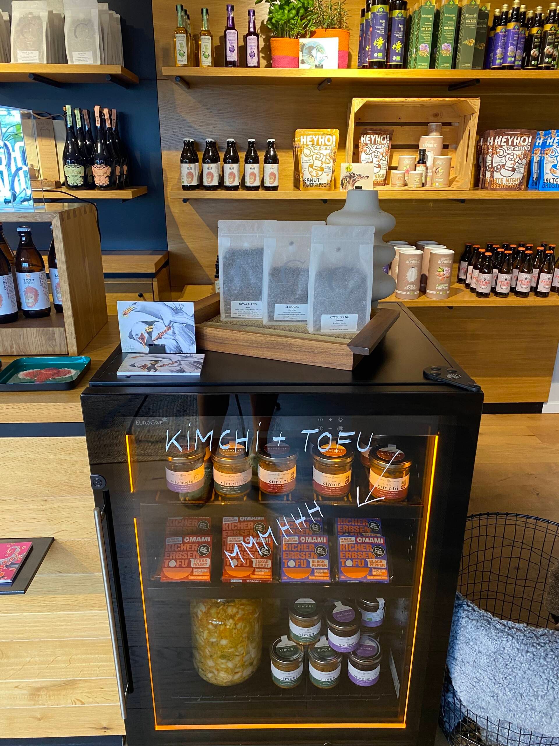 Gefüllter Kühlschrank von Roots Sylt.