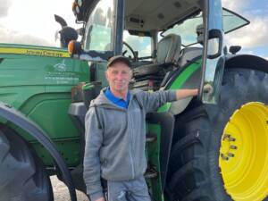 Kraftfahrer Ludolf vom Insel Sylt Tourismus-Service vor dem Traktor