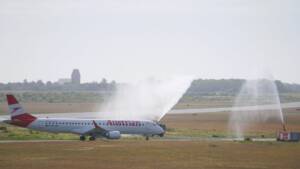 Erstflug Wien-Sylt von Austrian Airlines wird am Flughafen Sylt von der Feuerwehr mit der eine Wasserfontäne empfangen