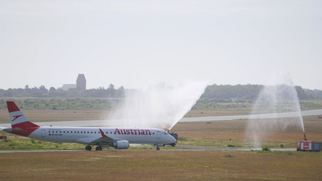 Erstflug Wien-Sylt von Austrian Airlines wird am Flughafen Sylt von der Feuerwehr mit der eine Wasserfontäne empfangen