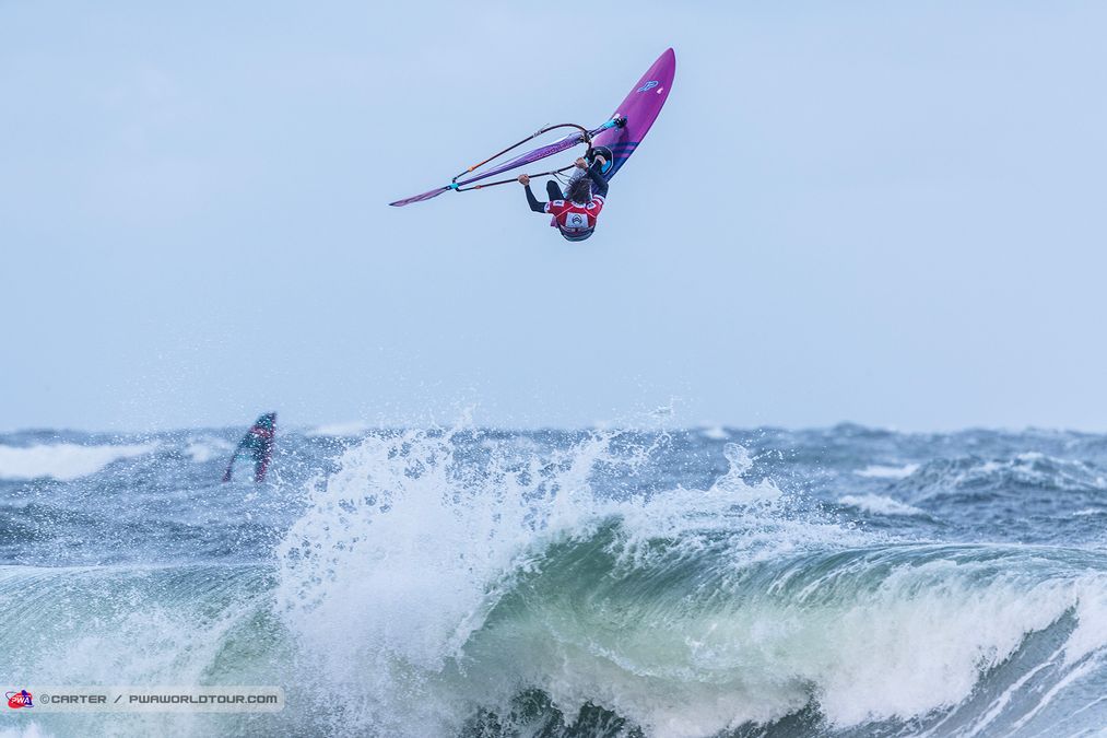 Windsurfer zeigt einen Sprung beim Windsurf World Cup Sylt