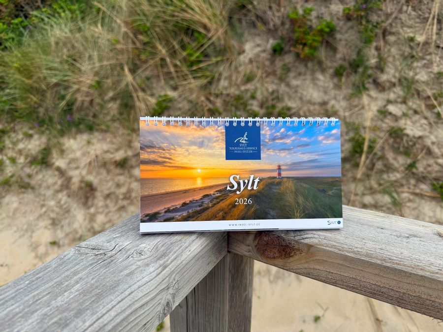 Titelbild des Postkartenkalender Sylt 2026 zeigt den Lister Leuchtturm