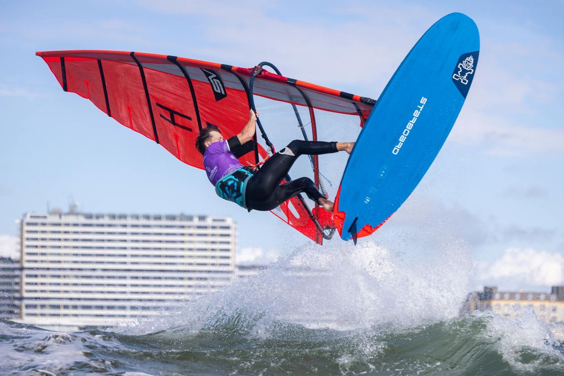 Surfer beim California Windsurf Cup Sylt vor dem Kurzentrum Westerland