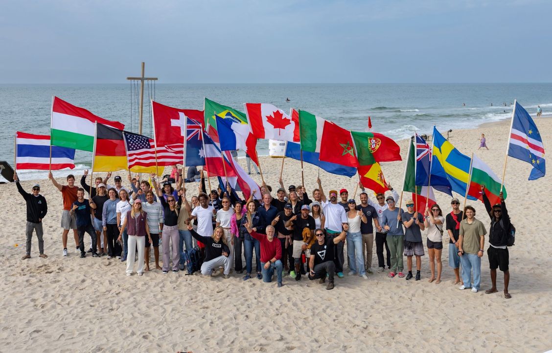 Gruppenfoto der Teilnehmer des Kite-Surf World Cup Sylt 2025 am Strand