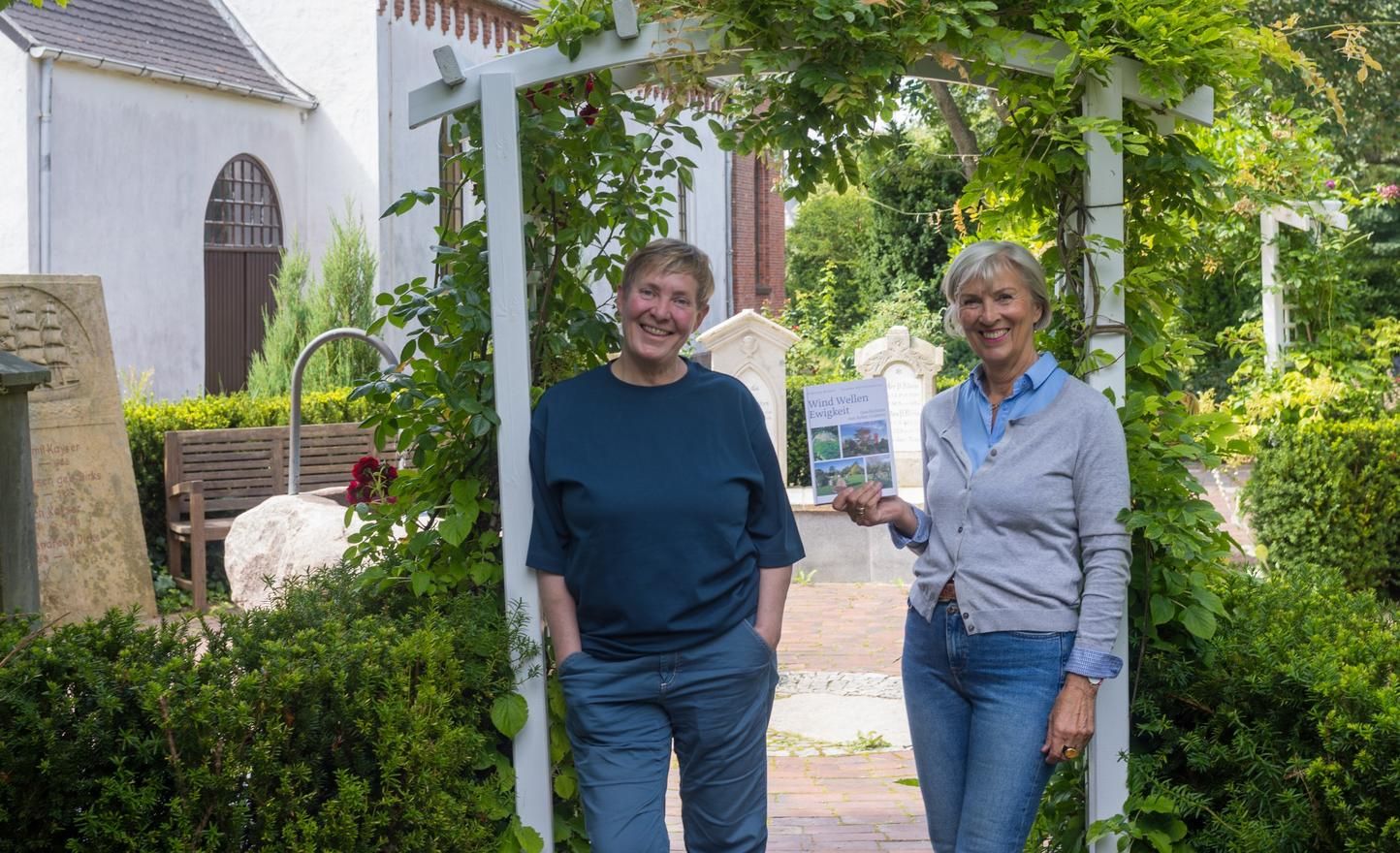 Susanne Matthiessen und Silke von Bremen am Eingang zur alten Dorfkirche in Westerland
