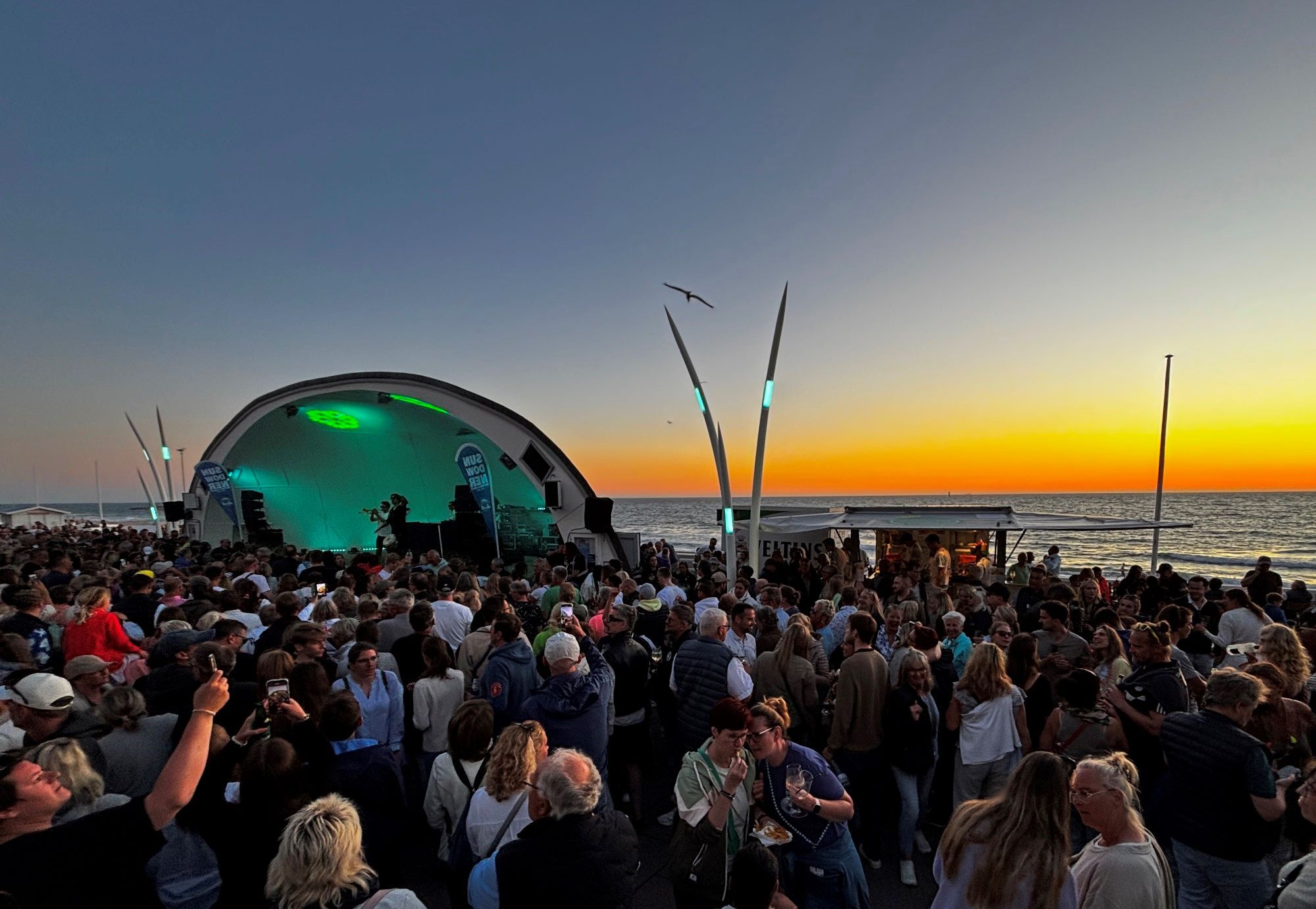 DJ Flaek mit Neon Live beim Sundowner Rhythm & Beats in der Westerländer Musikmuschel