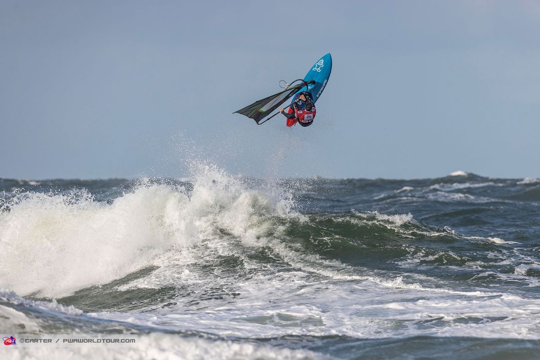 Windsurfer springt beim Citroën Windsurf World Cup Sylt 2024