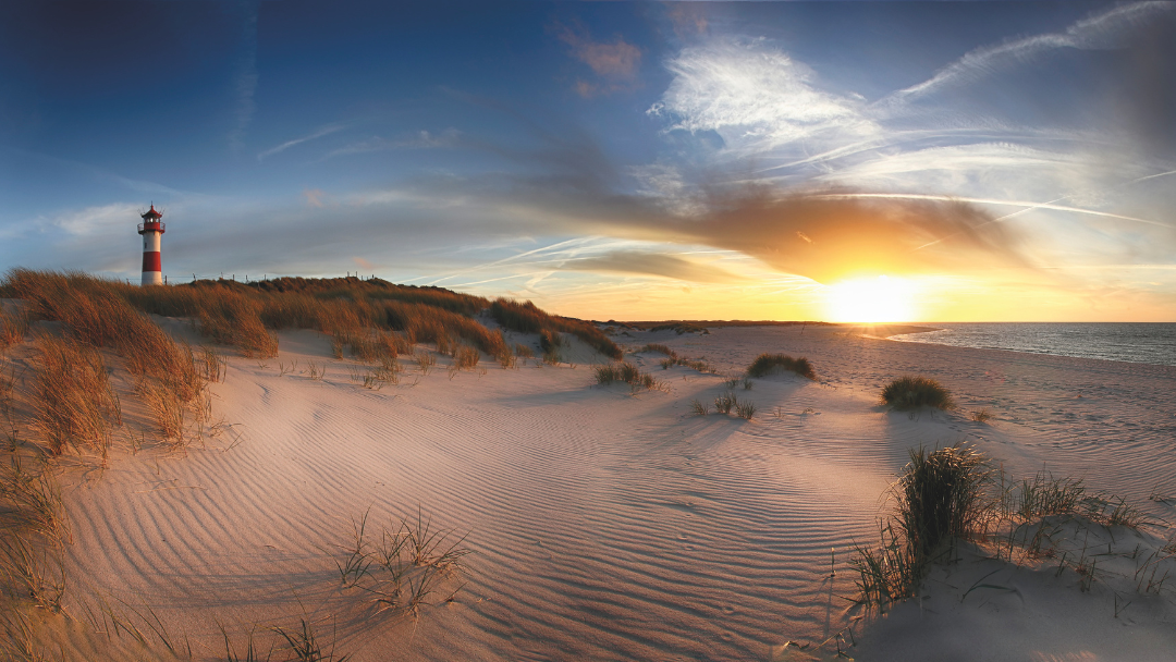 Sonnenuntergang am Lister Ellenbogen mit Leuchtturm und Dünen