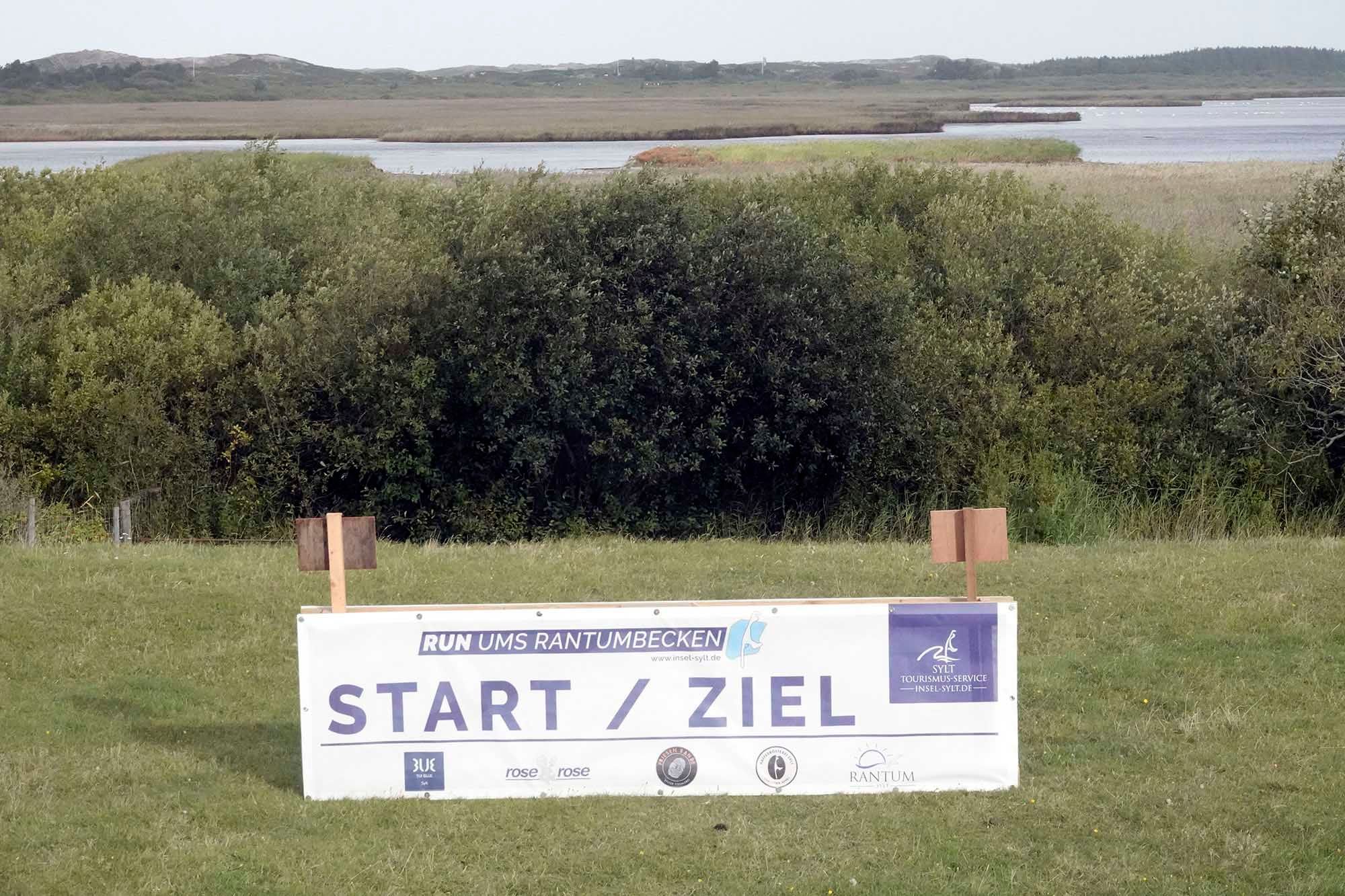 Die Start- und Zielmarkierung aufgrund des Windes neben der Strecke platziert
