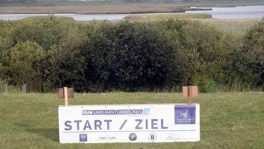 Die Start- und Zielmarkierung aufgrund des Windes neben der Strecke platziert