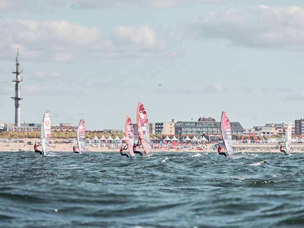 Surfer vor der Westerländer Skyline beim Citroën Windsurf World Cup Sylt 2024