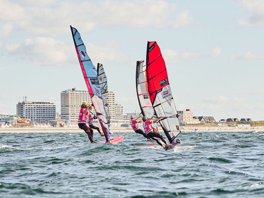 Surfer vor der Westerländer Skyline beim Citroën Windsurf World Cup Sylt 2024