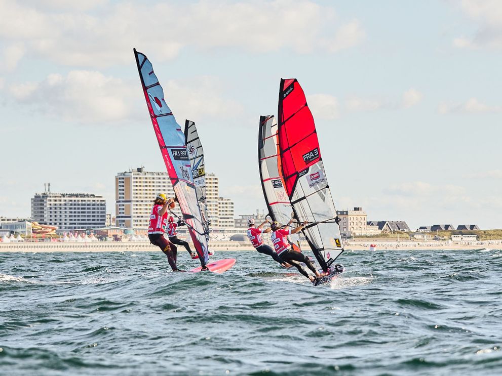 Surfer vor der Westerländer Skyline beim Citroën Windsurf World Cup Sylt 2024
