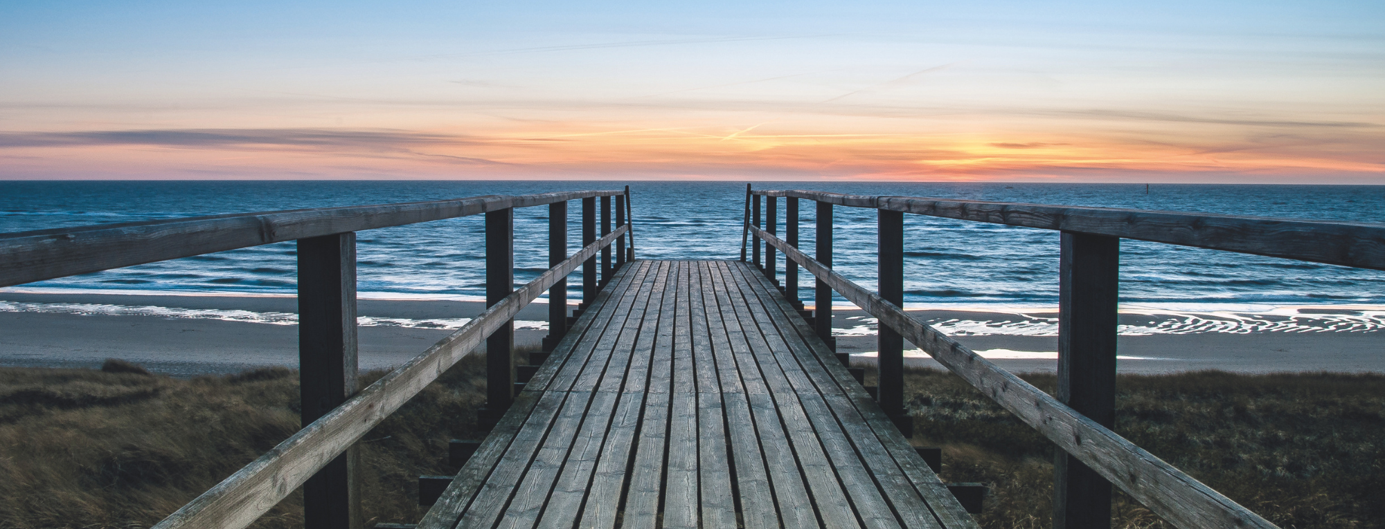 Blick zum Sonnenuntergang beim Holzsteg zum Strand von Westerland