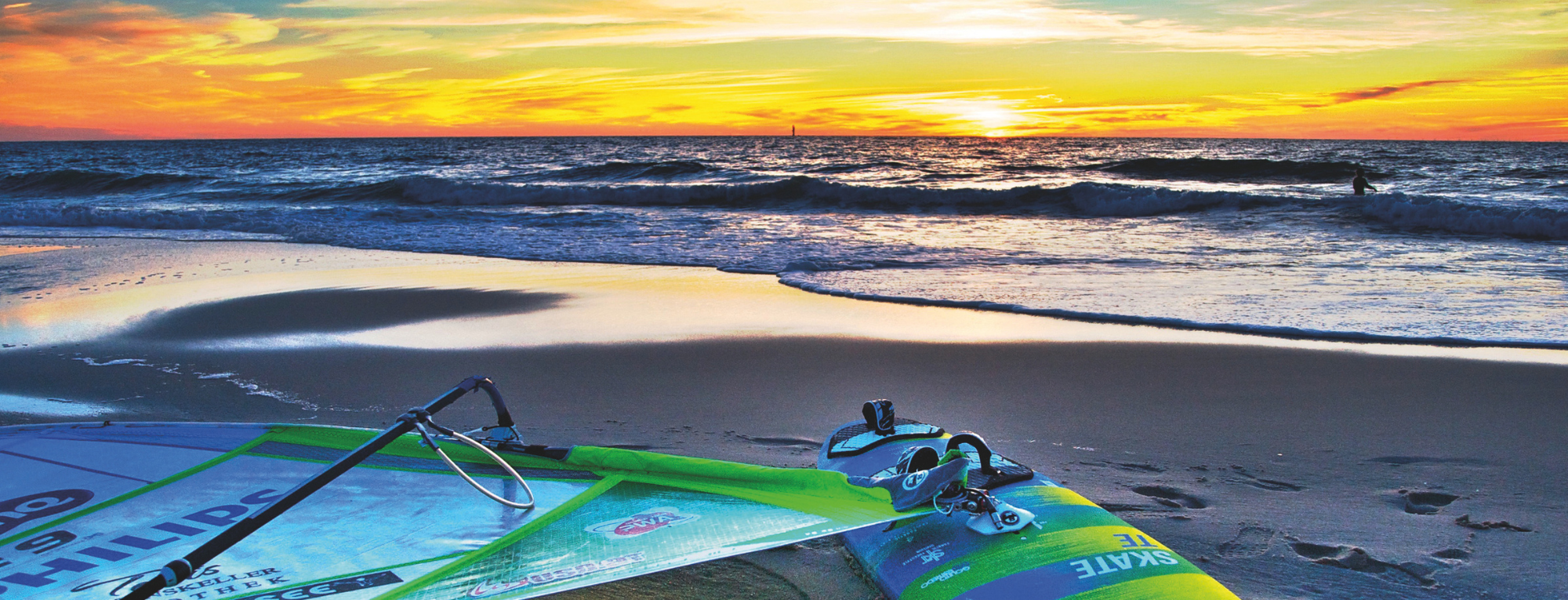 Surfboard am Strand bei Sonnenuntergang