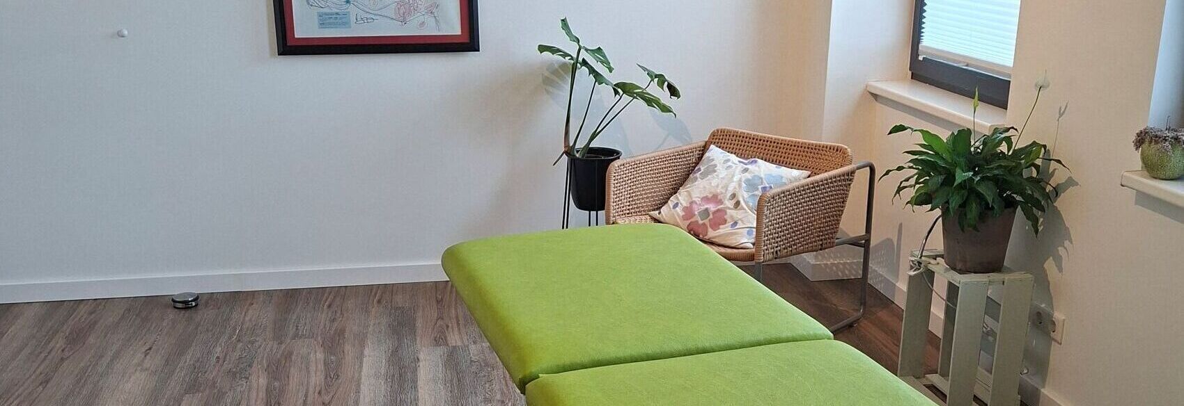 Osteopathie-Behandlungszimmer von Andreas Schulze mit Blick auf Liege