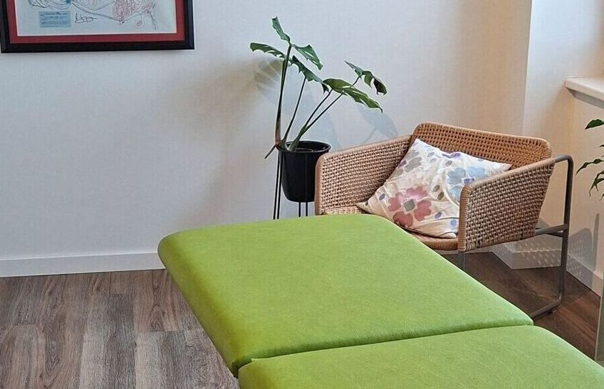 Osteopathie-Behandlungszimmer von Andreas Schulze mit Blick auf Liege