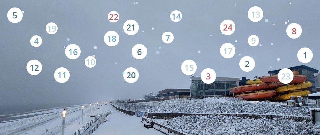 Adventskalender-Zahlen auf einem Bild der schneebedeckten Promenade in Westerland mit der Sylter Welle rechts und der Nordsee links