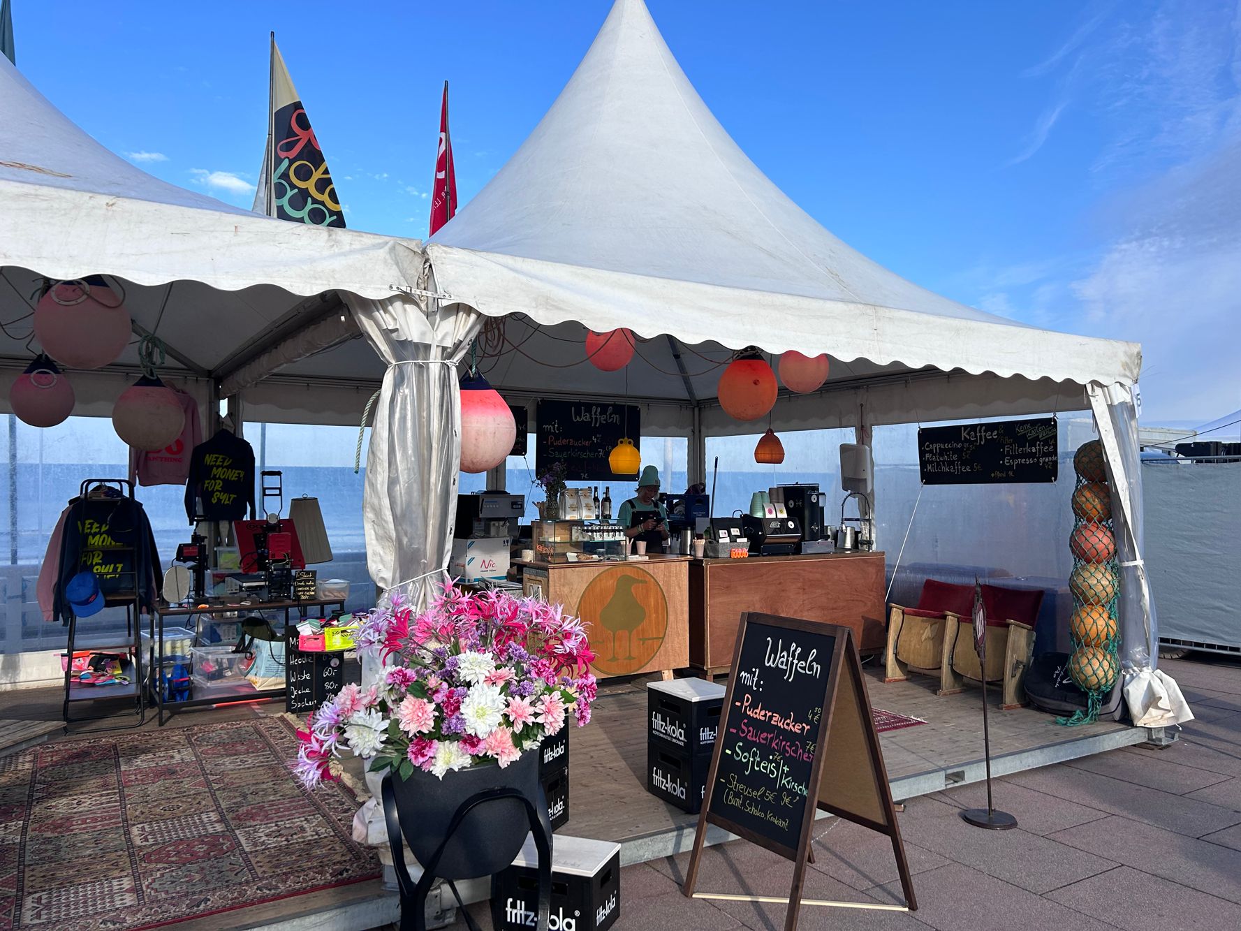 Das Lebenswert-Zelt auf dem Windsurf World Cup mit Kaffeebar der Goldenen Möwe
