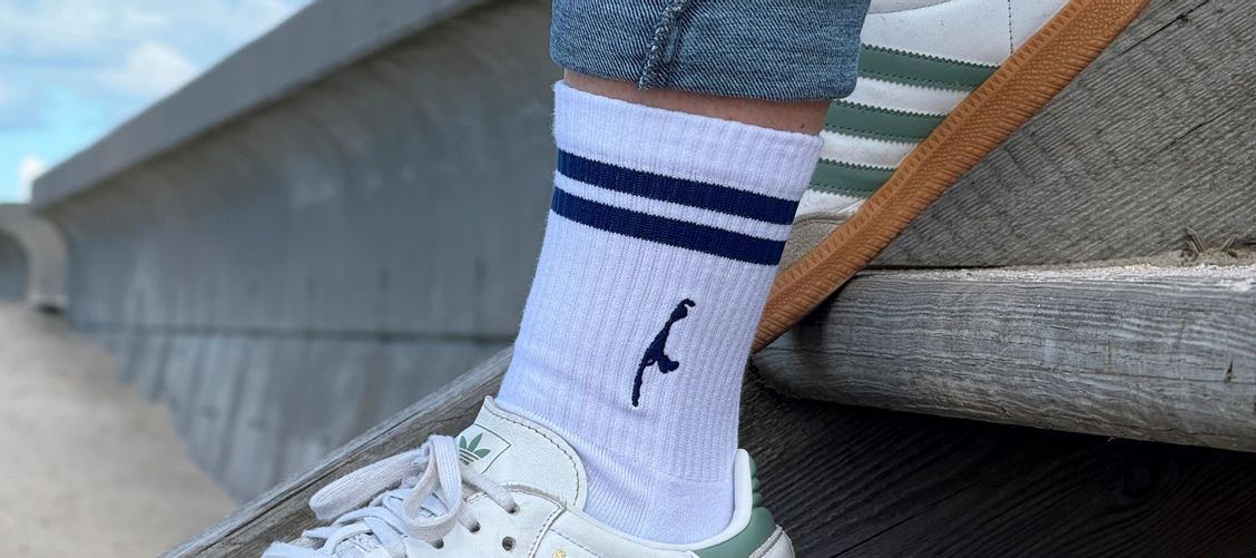 Sportsocken Sylt - weiße Socken mit zwei blauen Streifen und Syltsilhouette