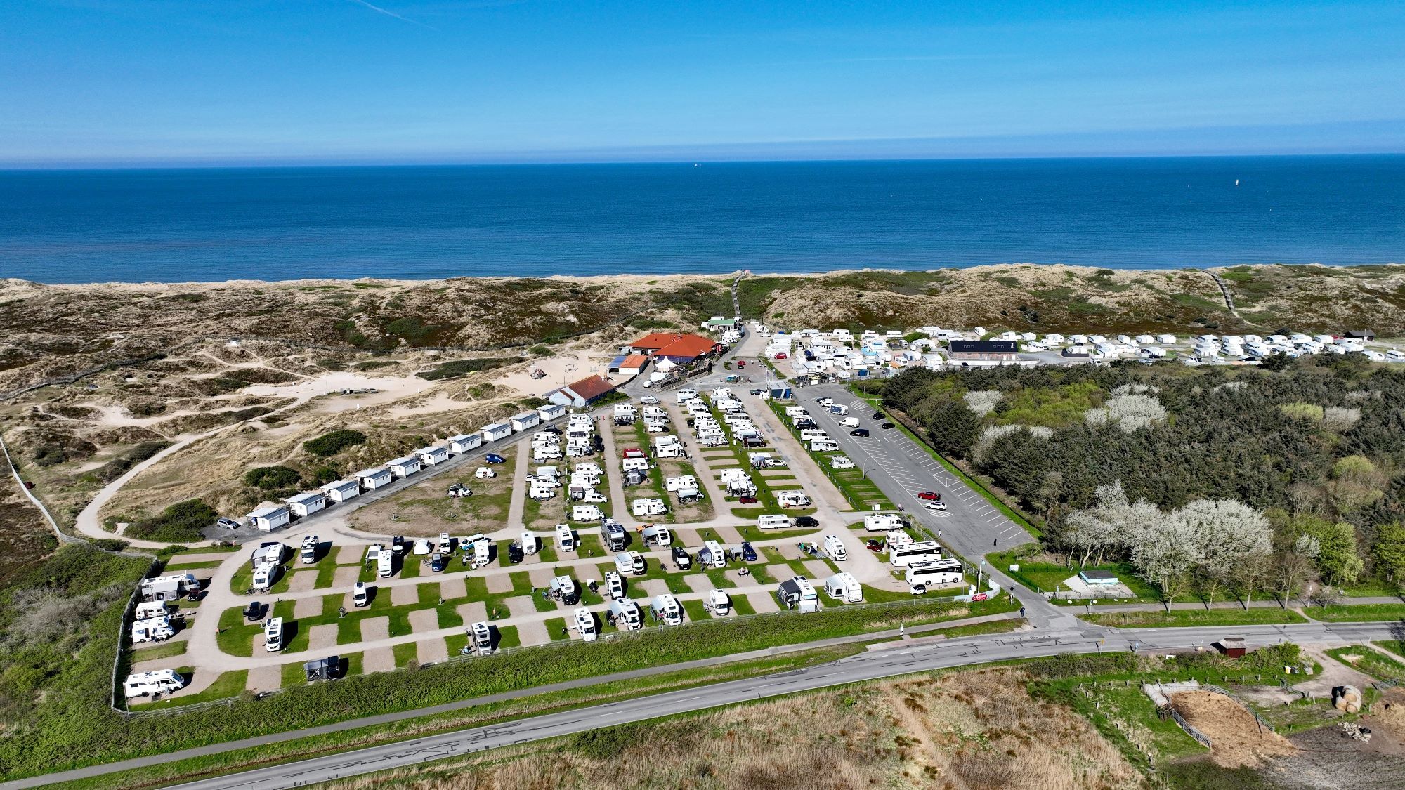 Drohnenaufnahme des Campingplatzes Westerland mit der Nordsee im Hintergrund