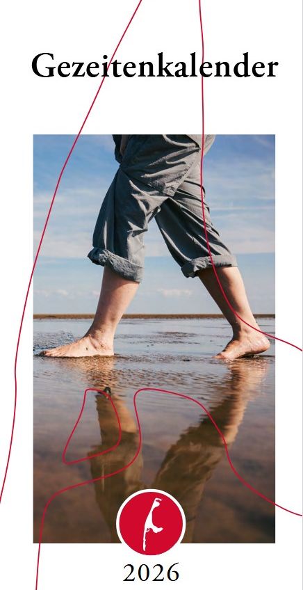 Titelbild des Gezeitenkalenders Sylt 2026 zeigt Beine einer Person, die barfuß durch´s Watt läuft