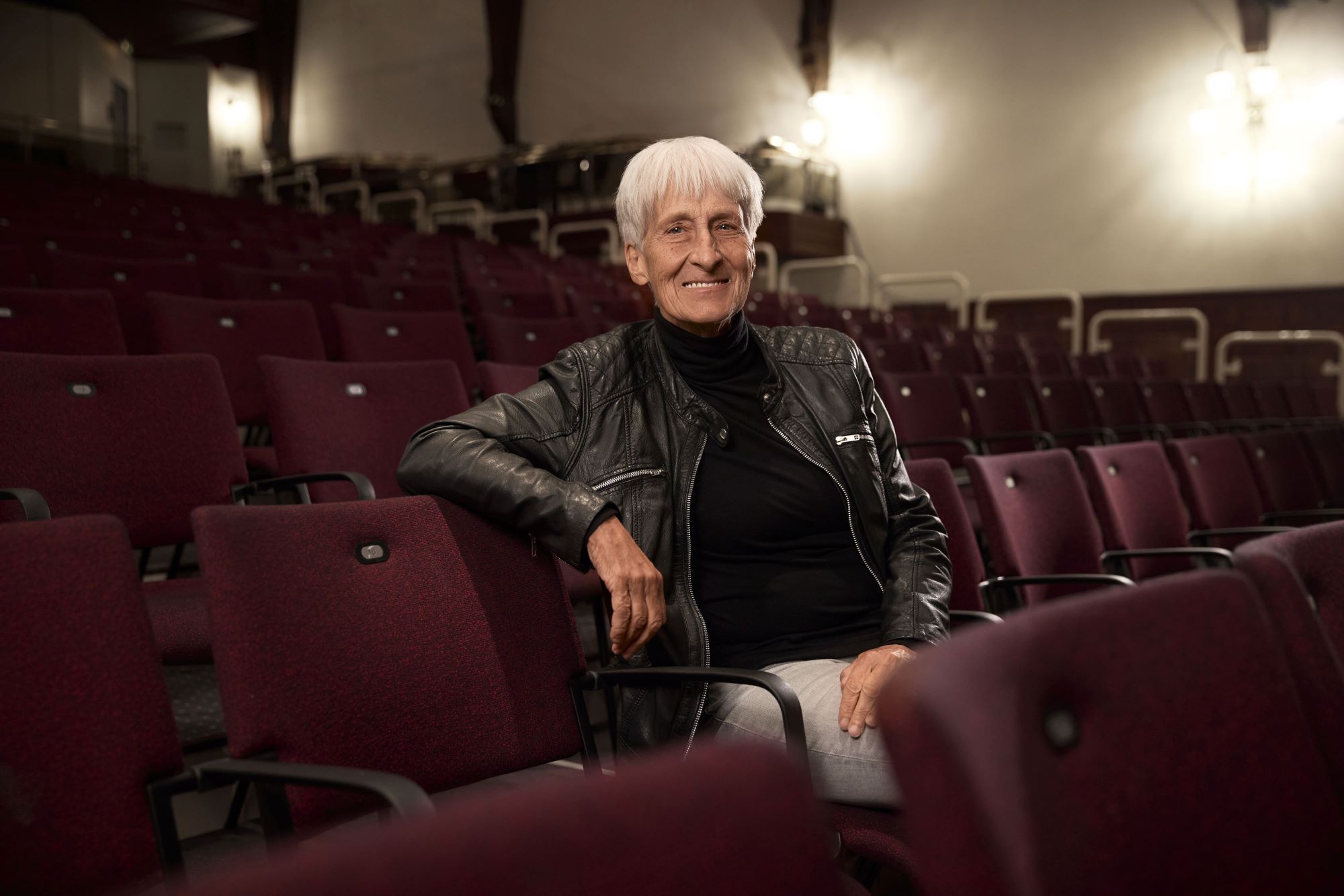 Elke Wenning sitzt im Publikum im Alten Kursaal am Rathausplatz