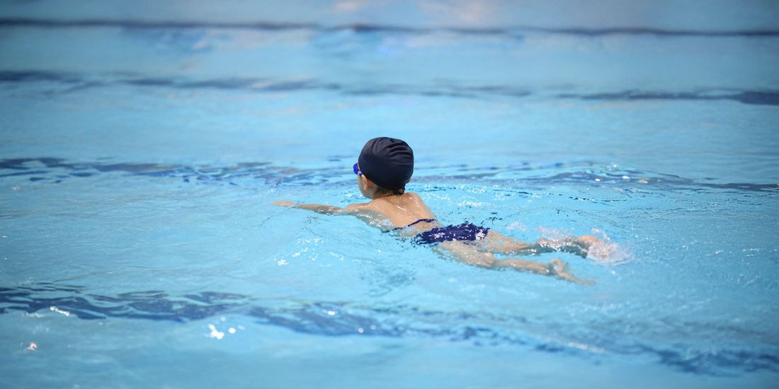 Kind wagt Schwimmversuche in der Sylter Welle