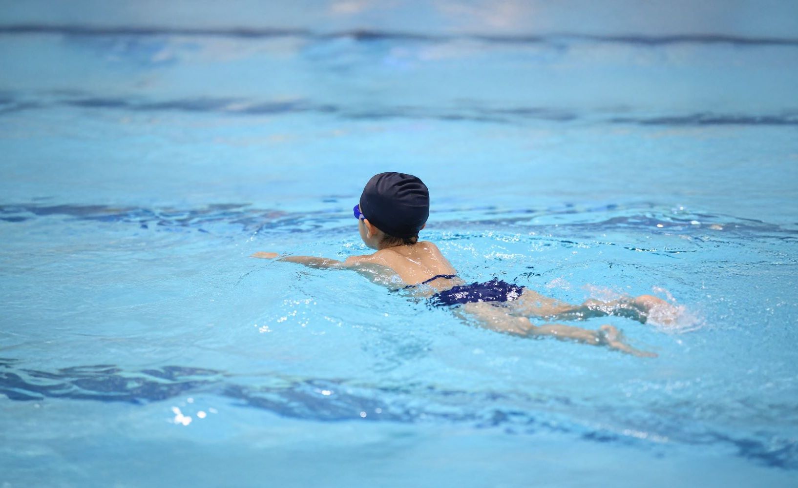 Kind wagt Schwimmversuche in der Sylter Welle