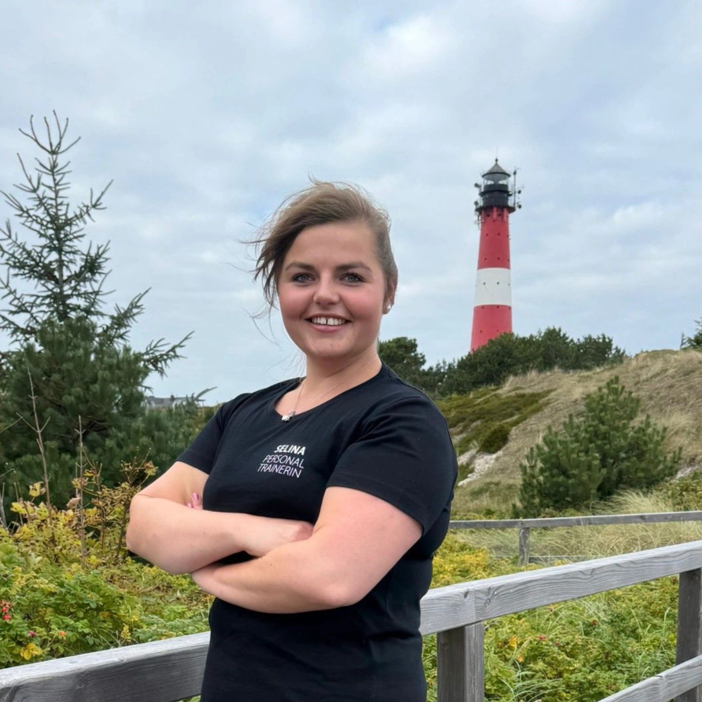 Selina Schmitz vor dem Leuchtturm in Hörnum