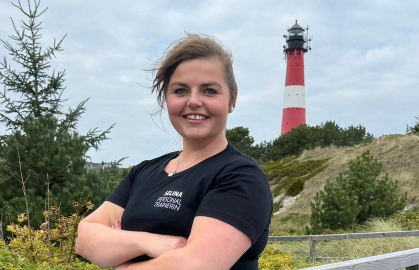 Selina Schmitz vor dem Leuchtturm in Hörnum