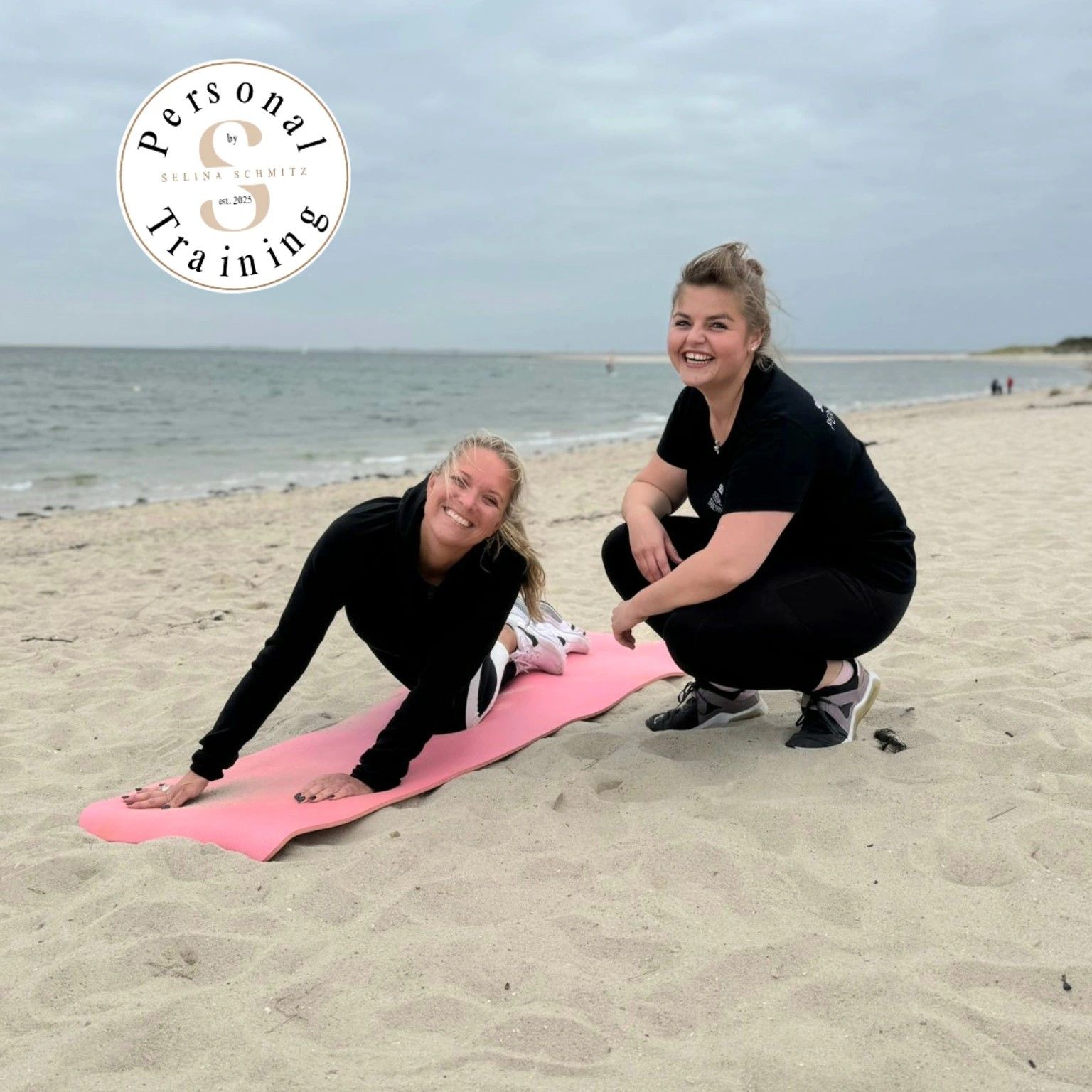 Selina Schmitz mit Kundin und Logo